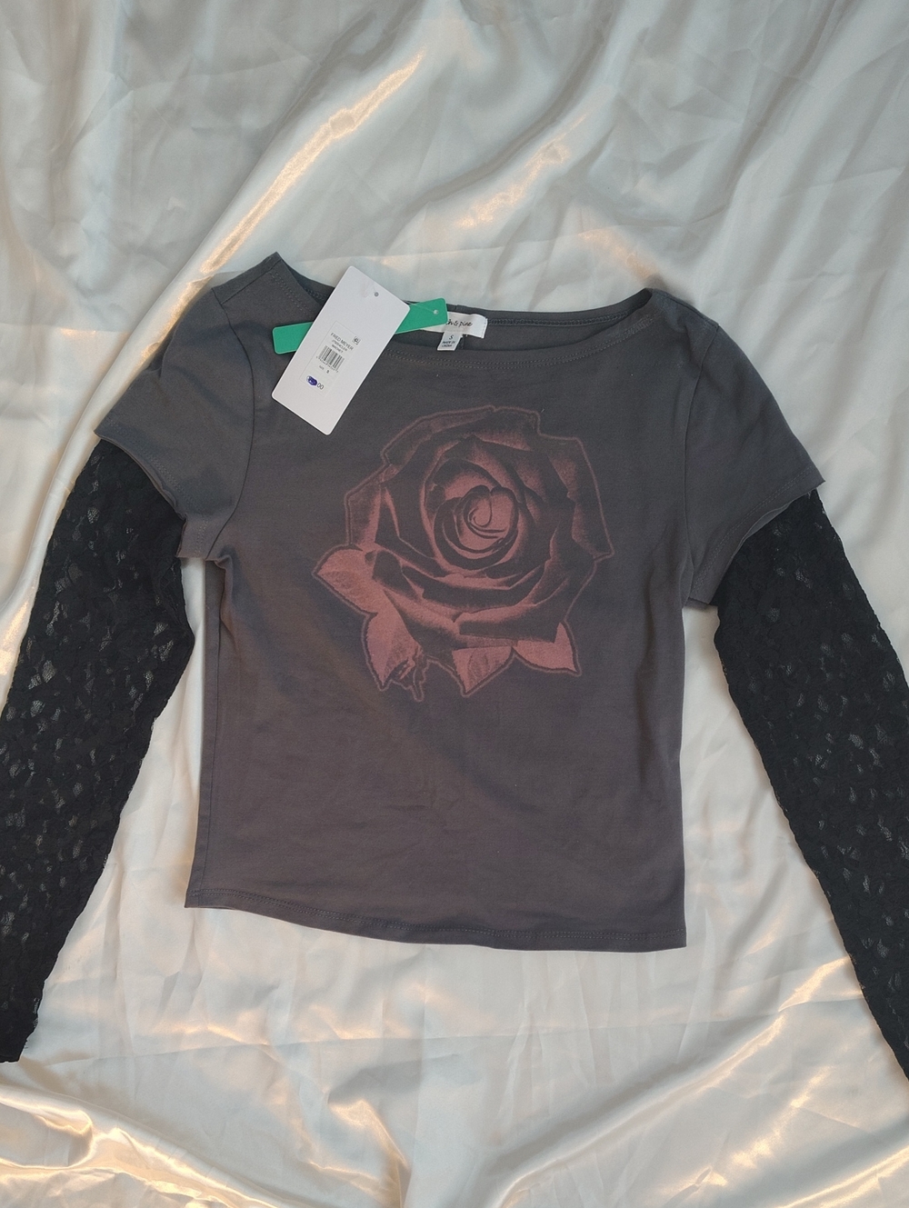 Women’s Gray Long Sleeve Graphic Top With Lace Sleeves